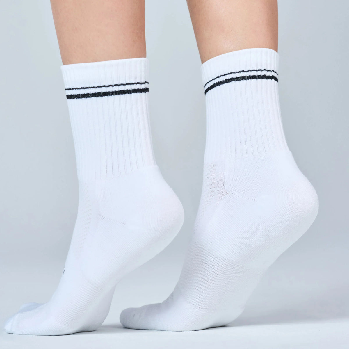 Feetures Unisex High Performance Max Cushion Quarter Tall Sock